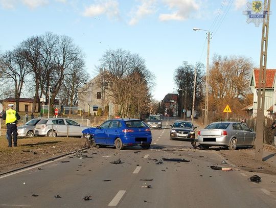 Pięć osób rannych po zderzeniu trzech samochodów