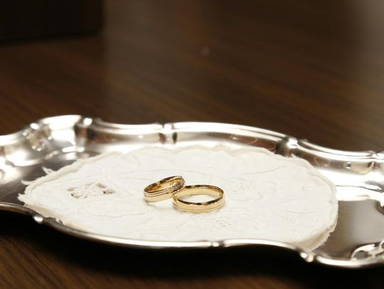Pielęgnacja i konserwacja obrączek ślubnych: Jak dbać o obrączki, aby zachowały blask na lata?