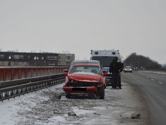 Policjanci doradzają kierowcom ostrożną jazdę