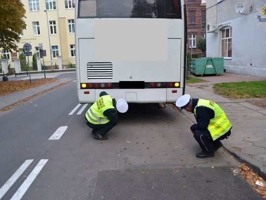 Policjanci kontrolują autokary