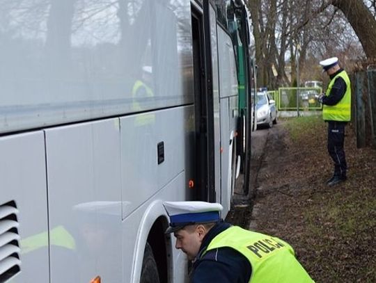 Policjanci kontrolują autokary