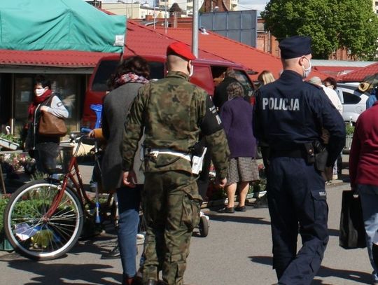 Policjanci kontrolują działanie malborskiego targowiska