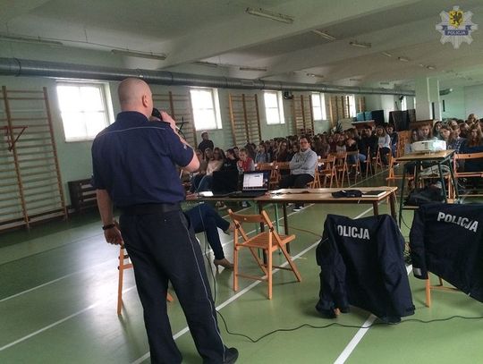 Policjanci rozmawiali z młodzieżą o dopalaczach