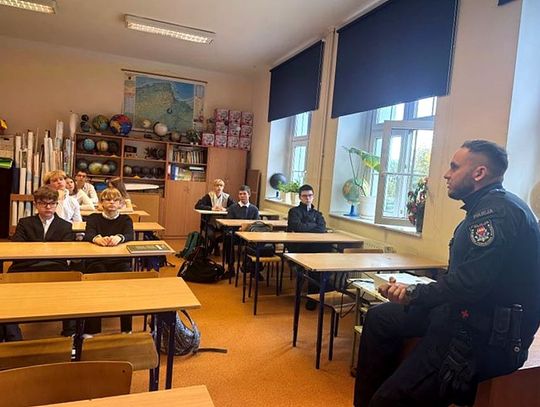 Policjanci uczą o hejcie i odpowiedzialności – profilaktyka w małym mieście