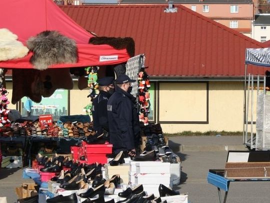 Policjanci wraz z SANEPIDEM kontrolowali malborskie targowisko