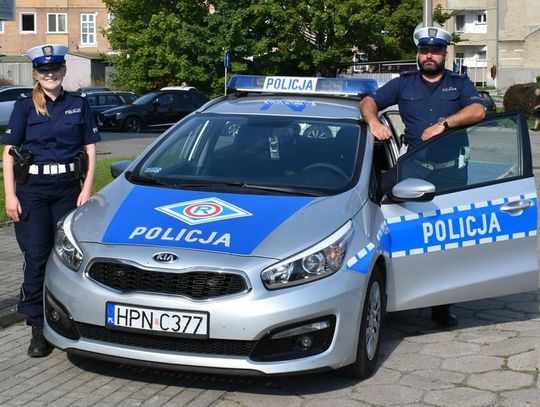 Policjanci z Malborku pilotowali kobietę kierującą Volkswagenem w sytuacji nadzwyczajnej. Udzielili pomocy rodzącej Córce