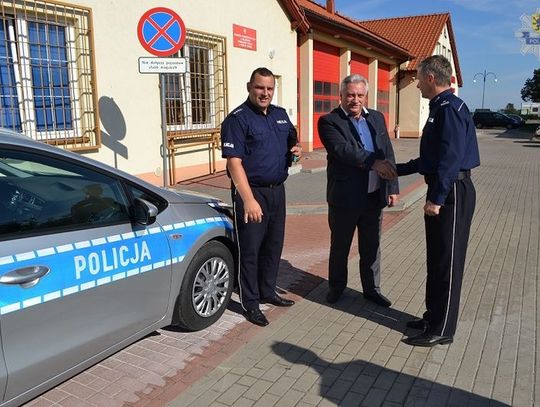 Policjanci z Nowego Stawu z nowym radiowozem