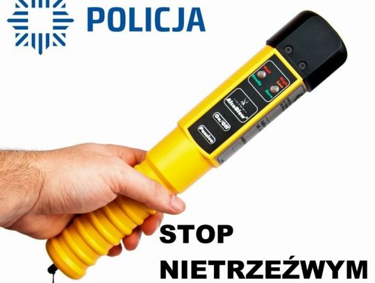 Policjant poza służbą ratuje pijanego kierowcę po wypadku na Powiślu