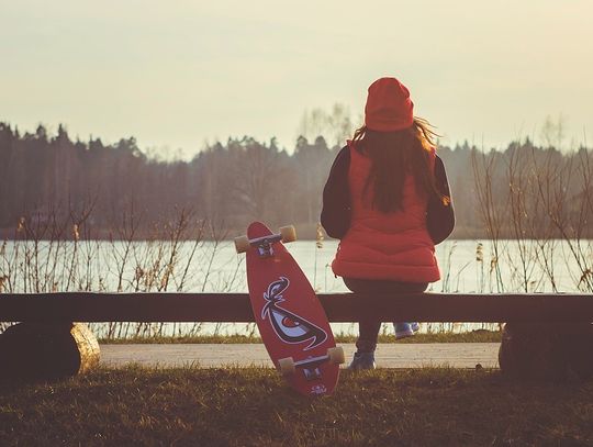 Pora na longboard! Poznaj typowe cechy deski typu downhill