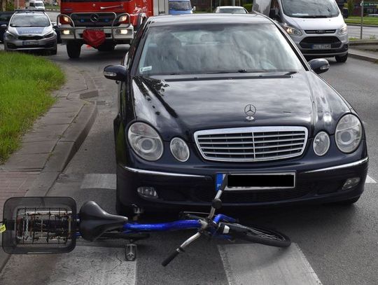 Potrącenie rowerzystki na przejściu dla pieszych