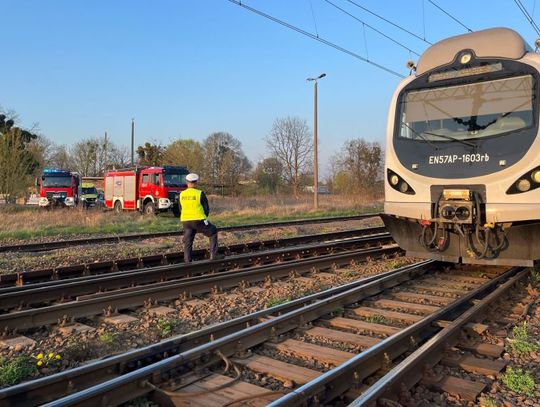 Potrącił go pociąg, a teraz walczy o życie. Przechodził w miejscu niedozwolonym