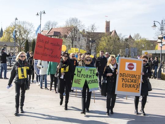 Przemarsz z happeningiem. O polską oświatę.  (ZDJĘCIA)