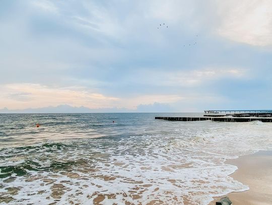 Rodzinny wyjazd nad morze – jak połączyć plażę, przestrzeń i spokojny nocleg?