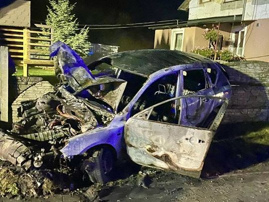 Samochód uderzył w słup i stanął w płomieniach!