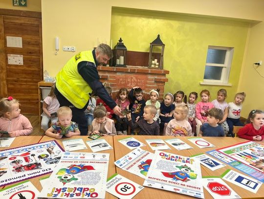 Spotkanie policjantów z przedszkolakami w ramach kampanii „Oklaski Za Odblaski"