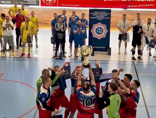 Policjanci rozegrali turniej charytatywny w Cedrach Wielkich. Marcina Walkiewicz z komendy w Sztumie - najlepszym bramkarzem