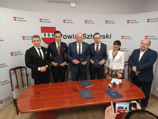 Starosta Leszek Sarnowski oraz prezes American Heart of Poland podpisali umowę na dzierżawę nieruchomości pod dalszą działalność szpitala w Sztumie