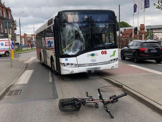 Starszy mężczyzna pod kołami autobusu. BYŁ POD WPŁYWEM ALKOHOLU !!