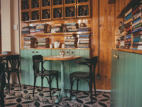 Stolik drewniany na wymiar – gdzie znajdziemy takie rozwiązanie?