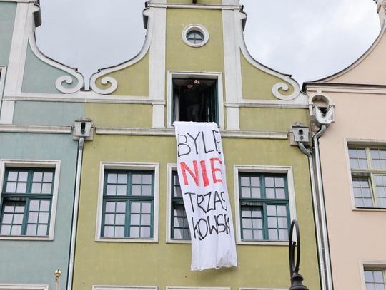 Superbohaterowie za Karolem Nawrockim. Batman dzisiaj zatrzymany w Gdańsku, Zorro i Spiderman ścigani. Za wywieszenie transparentu #Byle Nie Trzaskowski#. Komentarze: to gorzej niż Białoruś