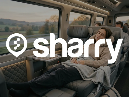 Sharry na tle kobieta śpiąca w minibusie