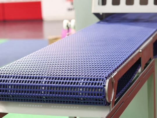 Taśmy przenośnikowe w przemyśle - wszystko, co powinieneś wiedzieć o ich roli i funkcji