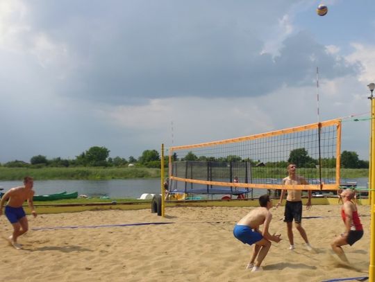 Trzecie spotkanie pod siatką na plaży