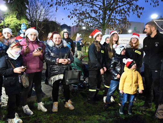Uroczyste zapalenie światełek na choince na Skwerze Papy Smerfa Uroczyste zapalenie światełek na choince na Skwerze Papy Smerfa