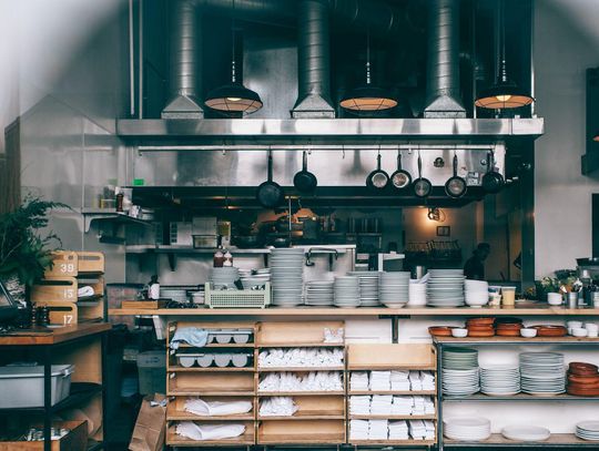 Urządzenia wielofunkcyjne w gastronomii – kiedy pomagają oszczędzić miejsce i czas pracy?