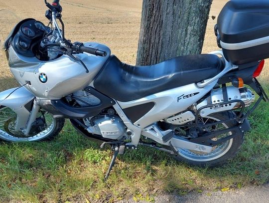 W Wandowei 15-letni motocyklista stracił kontrolę nad swoim pojazdem i zderzył się z drzewem przy drodze