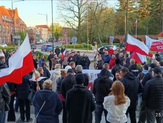 [WIDEO] Manifestacja pod tczewskim ratuszem. NIE DLA MASOWEJ IMIGRACJI. Nie dla polityki imigracyjnej UE !!