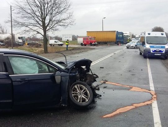 Wypadek na DK22. Dwie osoby ranne.