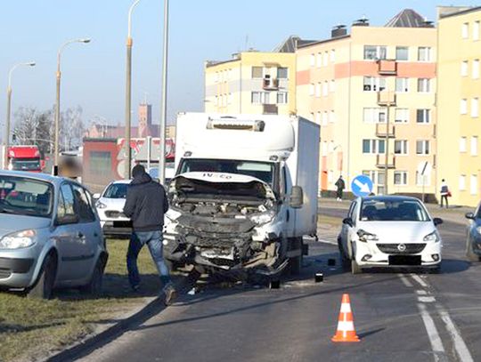 Wypadek z udziałem 4 pojazdów w Malborku . Uczestniczyły 4 auta - 3 osobowe i  1 dostawcze