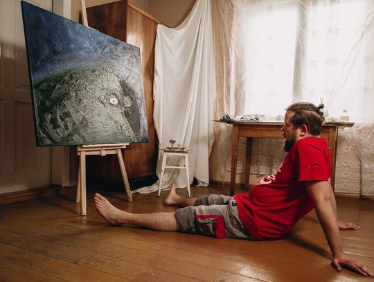 WYWIAD: Maluje świat pełen symboli i niepowtarzalnych emocji