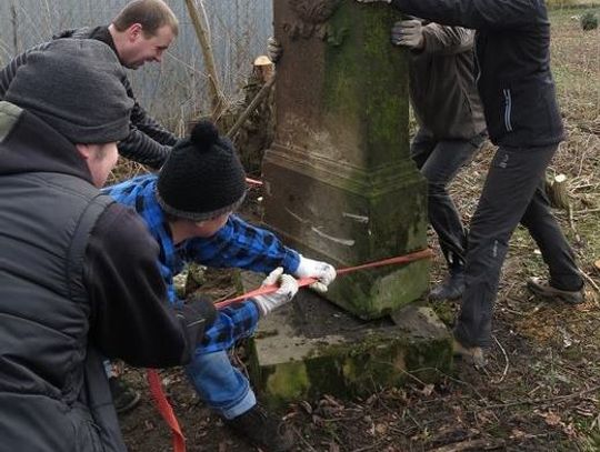 Z przyjaciółmi sprzątają cmentarz w Jasionnie