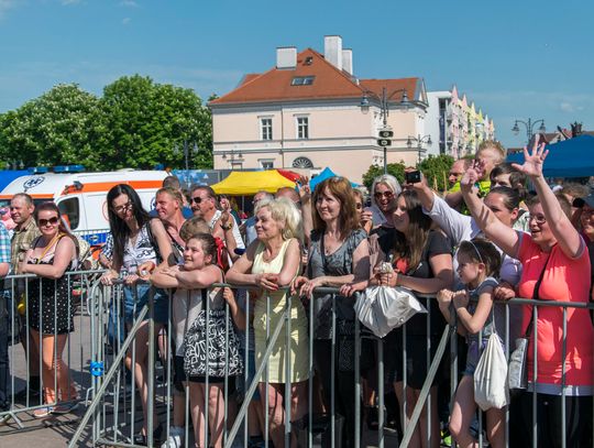 Zabawa w centrum miasta i uciekający pociąg