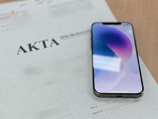 Zabrał cudzy smartfon i próbował się schować!