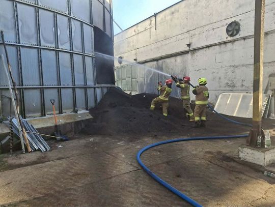 [ZDJĘCIA] Trwa akcja gaśnicza. Pali się silos zbożowy w Nowym Stawie