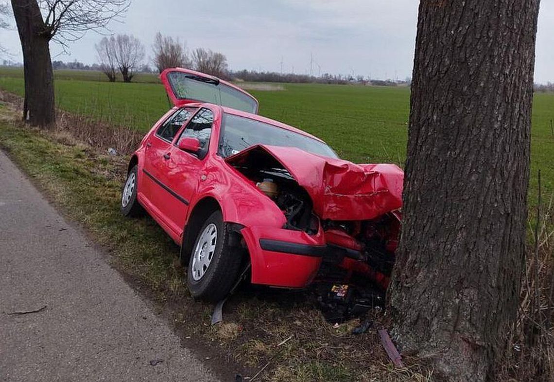 20-latka wpadła w poślizg i ROZBIŁA SIĘ NA DRZEWIE!