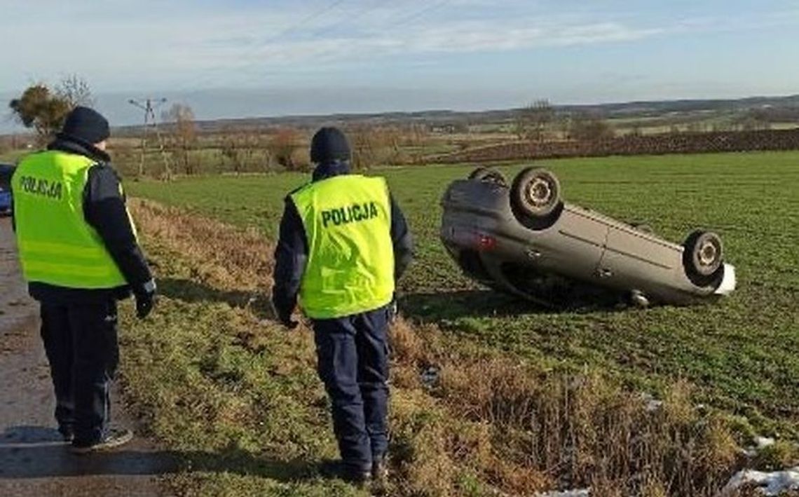 22-latek kierujący Seatem wpadł w poślizg i dachował