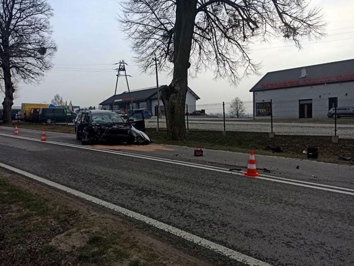 76-latek zasnął za kierownicą. Stracił panowanie nad pojazdem i uderzył w drzewo 76-latek zasnął za kierownicą. Stracił panowanie nad pojazdem i uderzył w drzewo