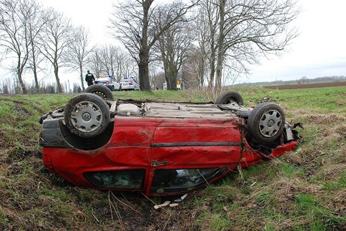 Auto w rowie w Królewie, dwie osoby ranne