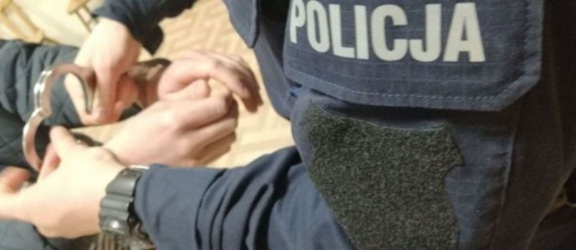 Bawił się w chowanego. Poszukiwany listem gończym ukrył się przed policjantami ... pod kołdrą