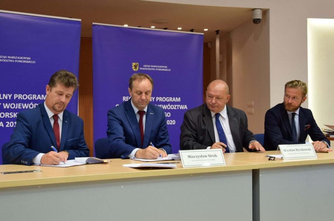 Burmistrz i marszałek podpisali umowę na budowę kolektora deszczowego w Malborku