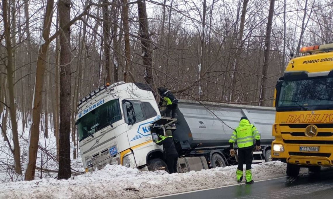 Ciągnik siodłowy w rowie, długie korki i objazdy. Kierowcy zaskoczeni sytuacją