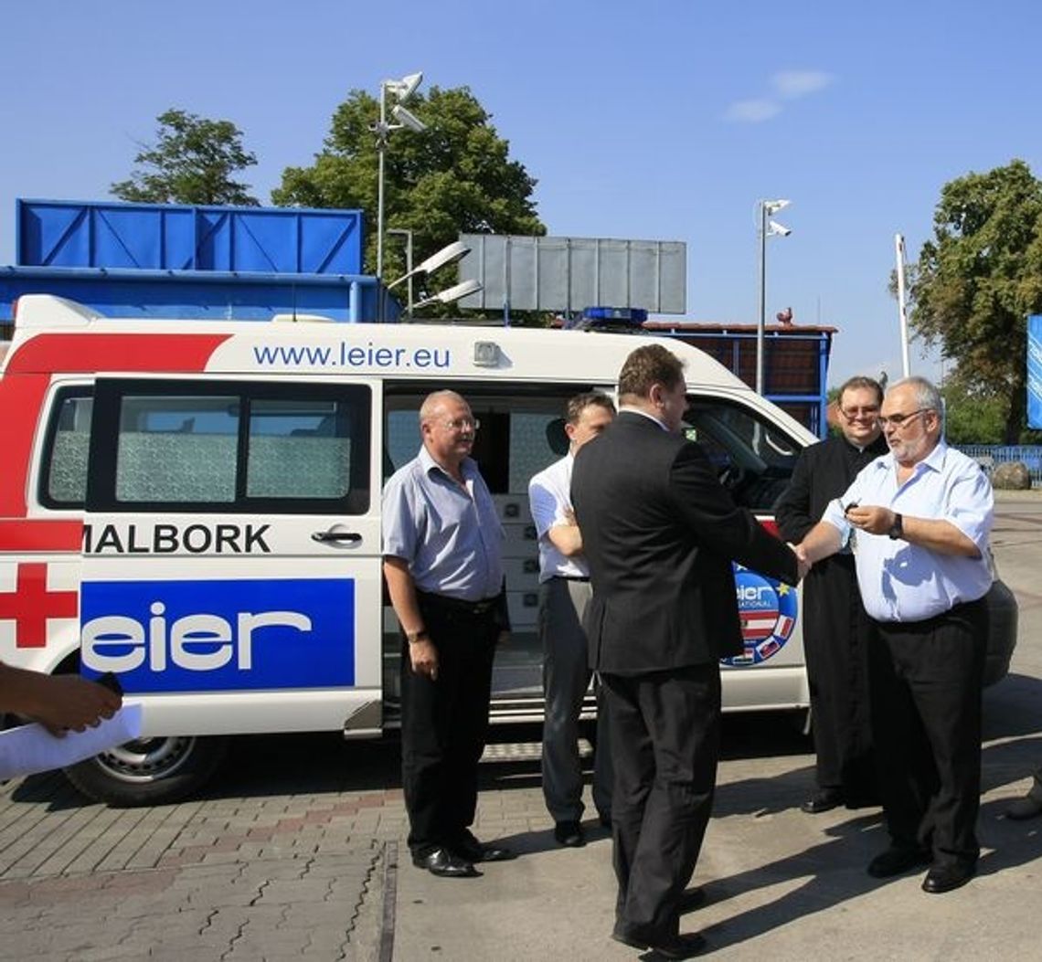 Darowana karetka pogotowia - auto nie nowe, lecz pojeździ