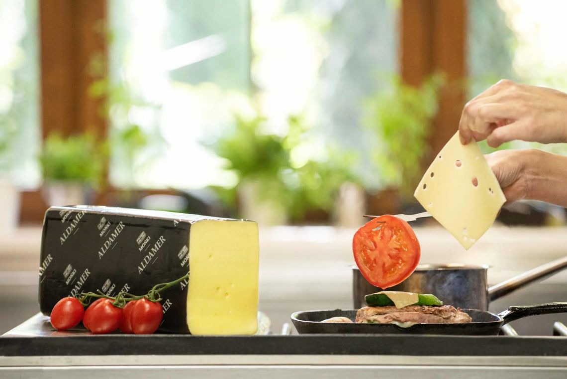 Dlaczego warto jeść ser żółty? Odkrywamy jego ukryte korzyści Dlaczego warto jeść ser żółty? Odkrywamy jego ukryte korzyści