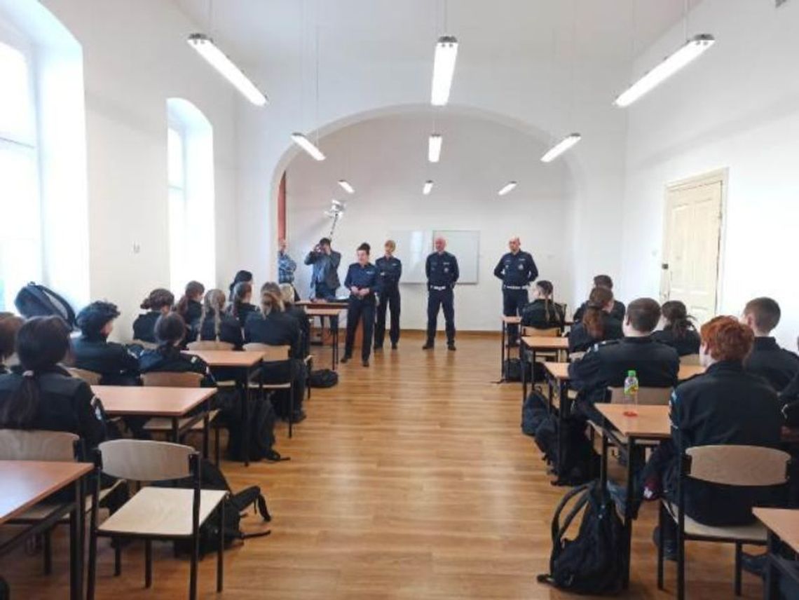 Funkcjonariusze z KPP Kwidzyn zachęcali młodzież do służby w Policji Funkcjonariusze z KPP Kwidzyn zachęcali młodzież do służby w Policji