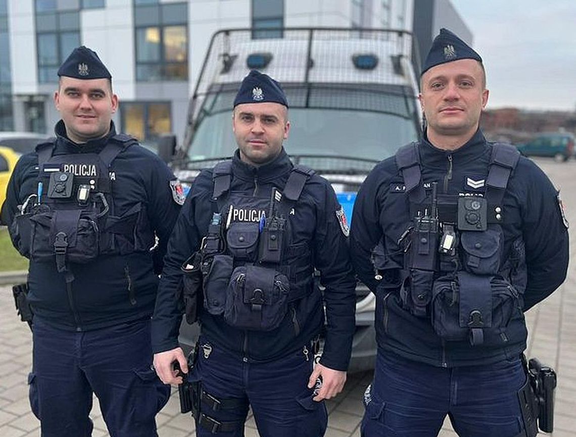 Gdańscy policjanci wyważyli drzwi i wynieśli kobietę z zadymionego mieszkania Gdańscy policjanci wyważyli drzwi i wynieśli kobietę z zadymionego mieszkania