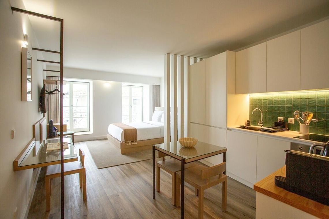 Gra światłem, czyli jak optycznie powiększyć mikrokawalerkę Gra światłem, czyli jak optycznie powiększyć mikrokawalerkę